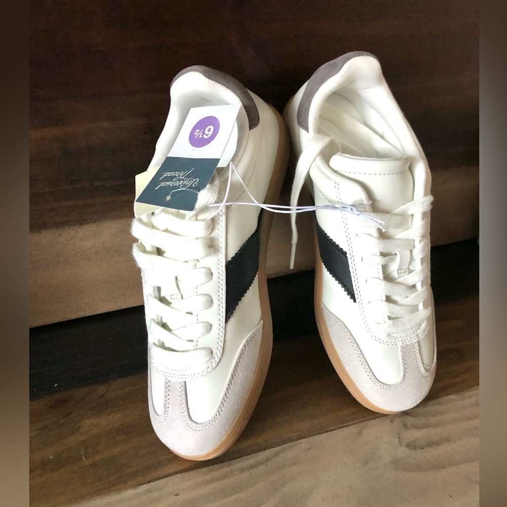NWT wild fable White Sneakers with Black Stripe and Gum Sole